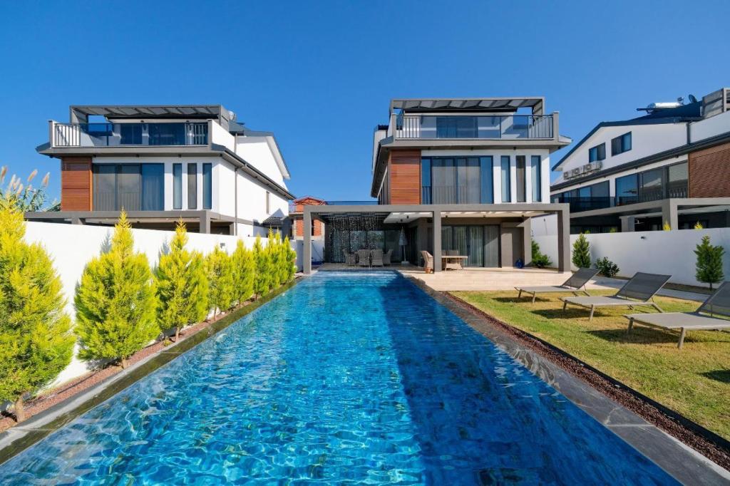 Hồ bơi trong/gần Villa ROYAL-1