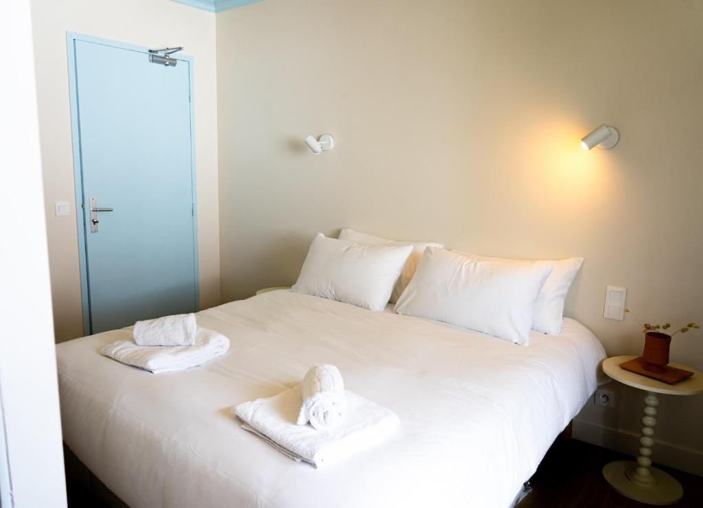 Postel nebo postele na pokoji v ubytování Hotel Bleu Soleil