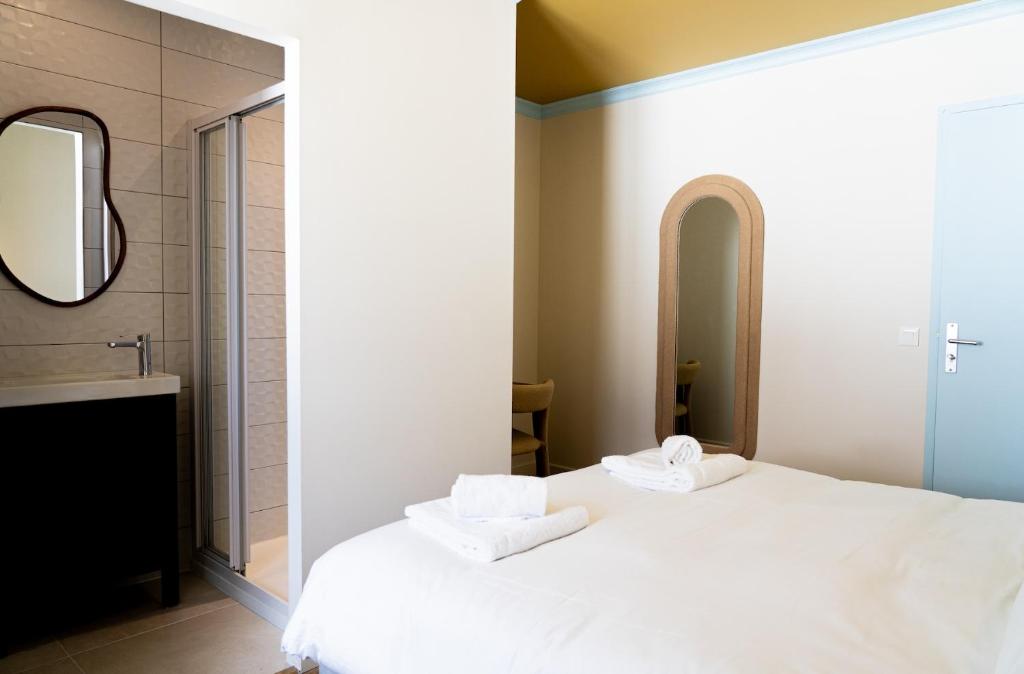 Postel nebo postele na pokoji v ubytování Hotel Bleu Soleil
