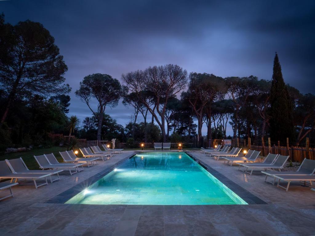 Bazén v ubytování Château du Parc - Gîtes & spas à Pézenas nebo v jeho okolí