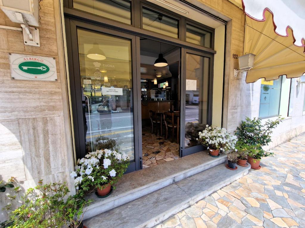维琴察Albergo D'Ambros - Casa Belfiore Group的台阶上装有盆栽植物的商店前