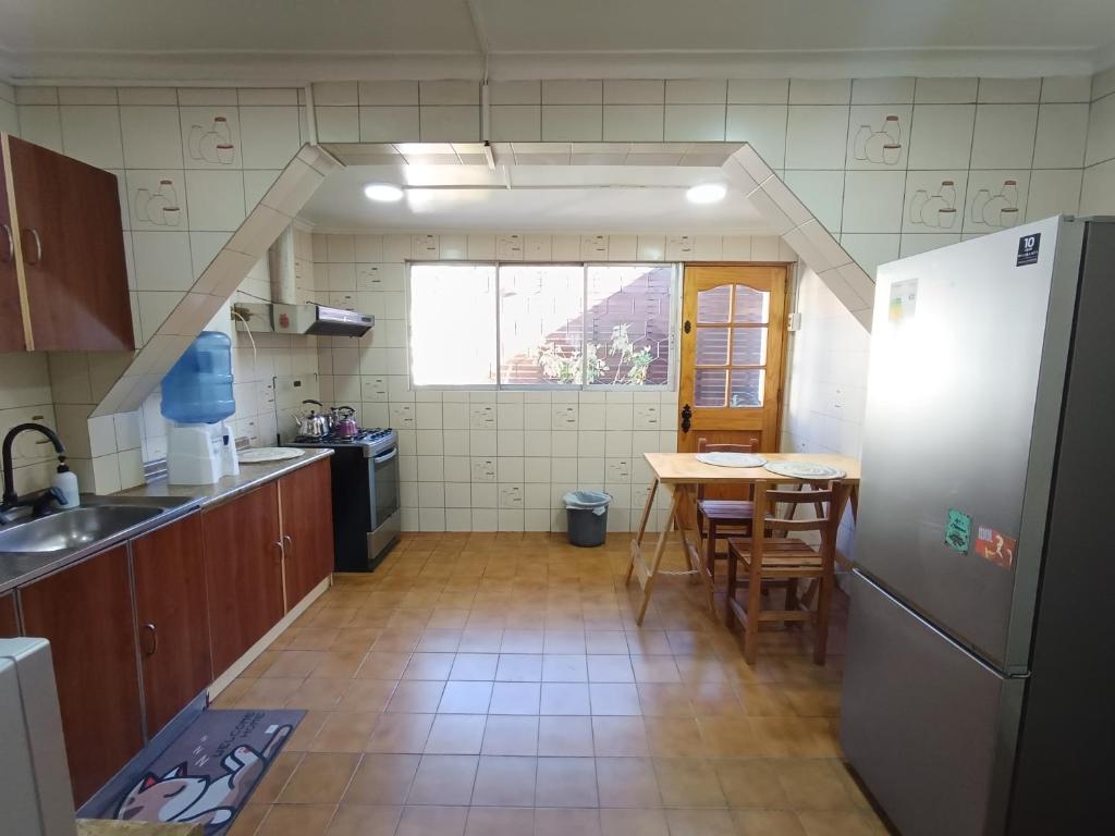 Kuchyň nebo kuchyňský kout v ubytování Hostel Rogiel - A 10 min del Aeropuerto con Recojo Gratis