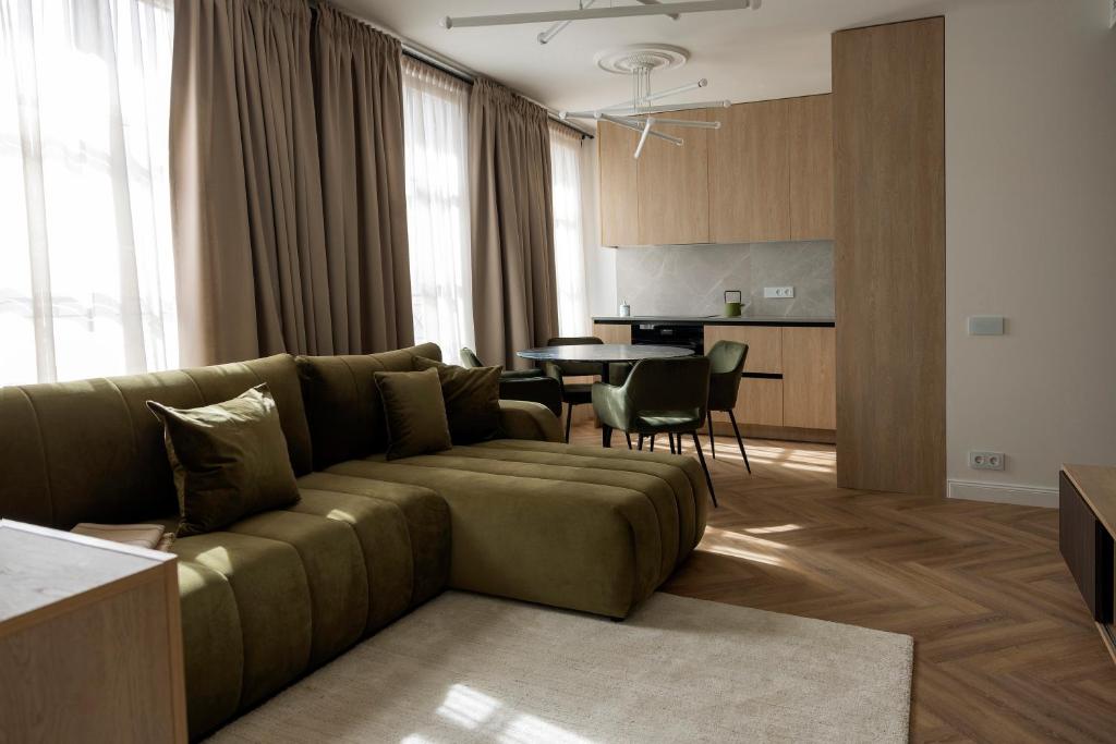 una sala de estar con un sofá y una mesa en Modern Luxury Apartment in Old Town, en Klaipėda