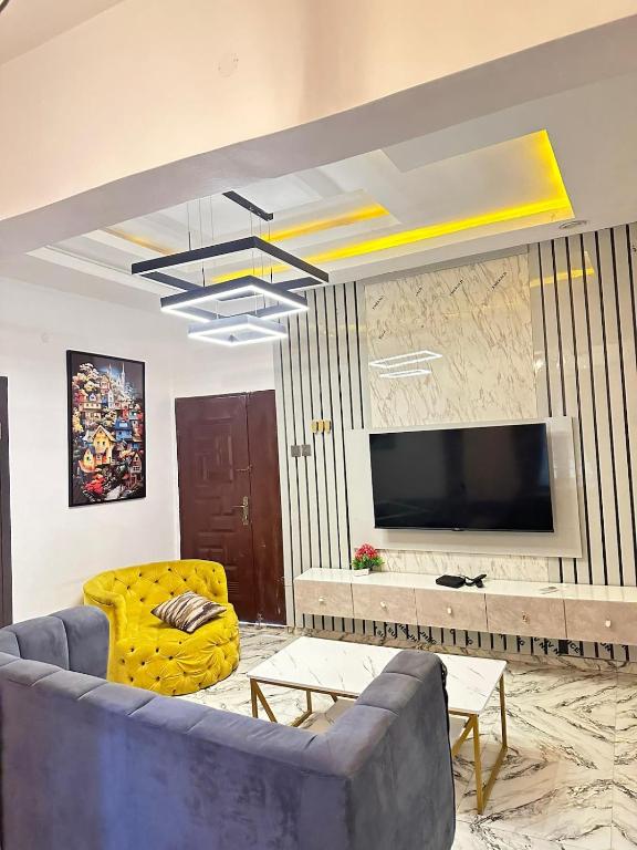 TV a/nebo společenská místnost v ubytování 2 BDR Furnished Apt 24h power with pool