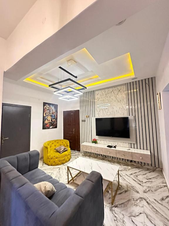 TV a/nebo společenská místnost v ubytování 2 BDR Furnished Apt 24h power with pool