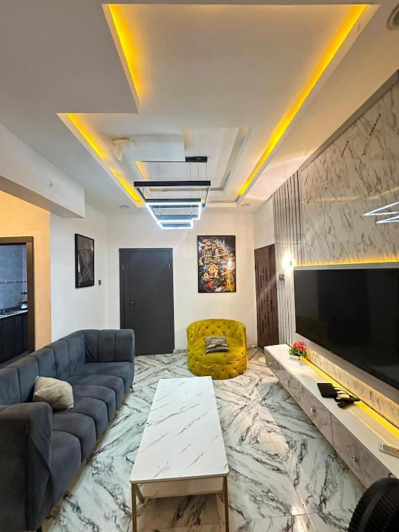 TV a/nebo společenská místnost v ubytování 2 BDR Furnished Apt 24h power with pool