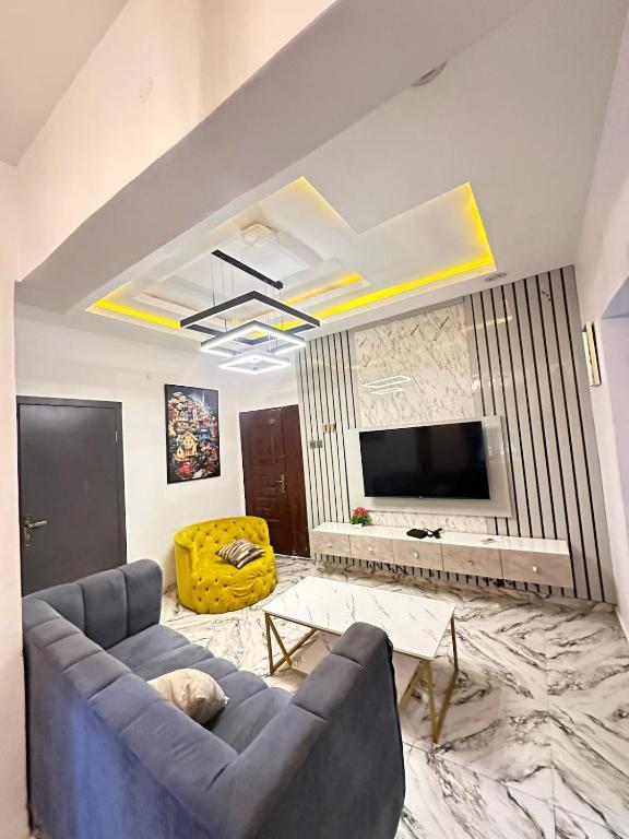 TV a/nebo společenská místnost v ubytování 2 BDR Furnished Apt 24h power with pool