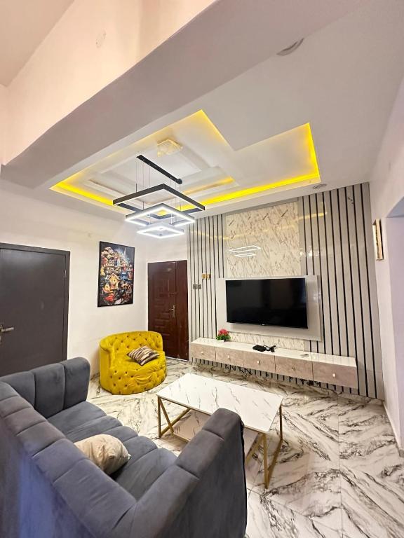 TV a/nebo společenská místnost v ubytování 2 BDR Furnished Apt 24h power with pool