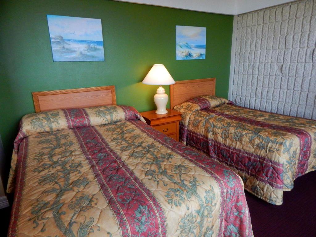 Tempat tidur dalam kamar di Padre South Hotel On The Beach