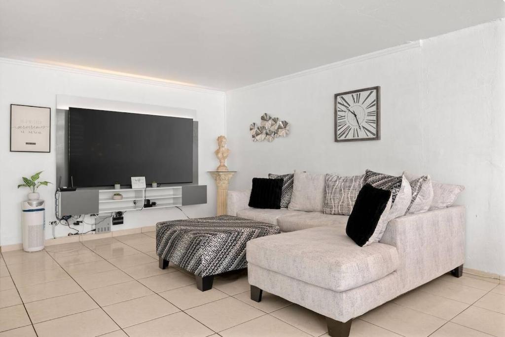 Χώρος καθιστικού στο Family Home With Pool Near to The Airport and Solar Panel