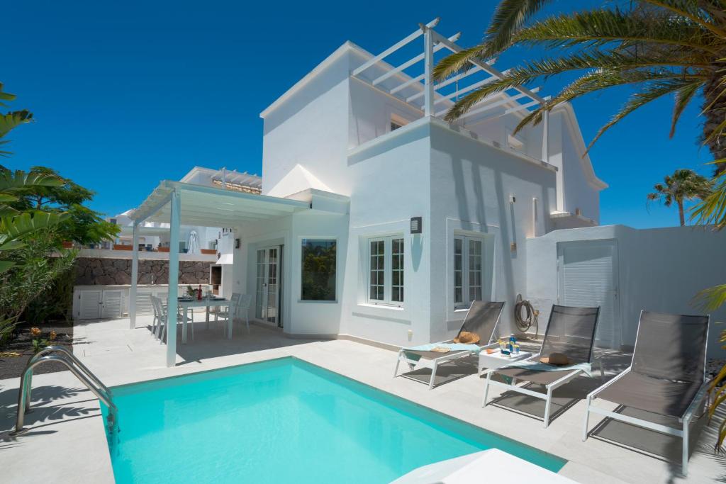 willa z basenem przed domem w obiekcie VILLA CHARLANA by Buenavilla w Puerto del Carmen