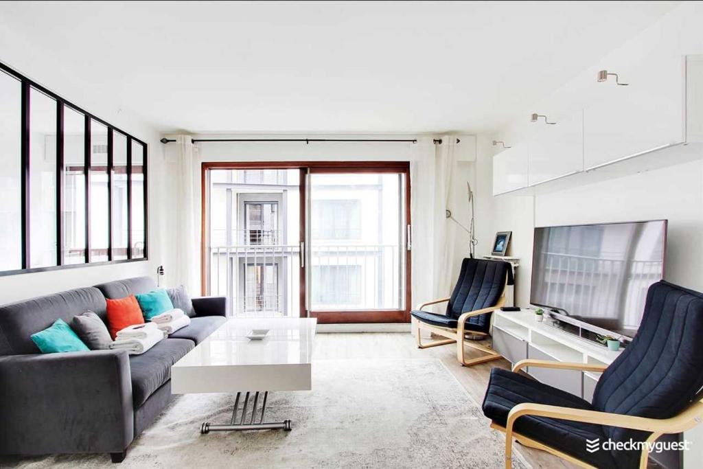 un salon avec un canapé et une table dans l'établissement Cosy studio - 2P - Trocadero, à Paris