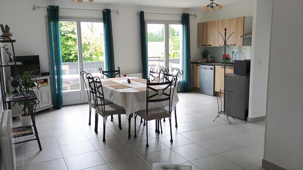 Cuisine ou kitchenette dans l'établissement Meublé de tourisme classé 3 étoiles Le Ptit Coin de Soleil - Saint Ciers d'Abzac