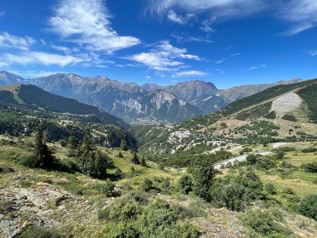 une vue d'une vallée avec des montagnes en arrière-plan dans l'établissement Stunning apartment with breathtaking view!, à Huez