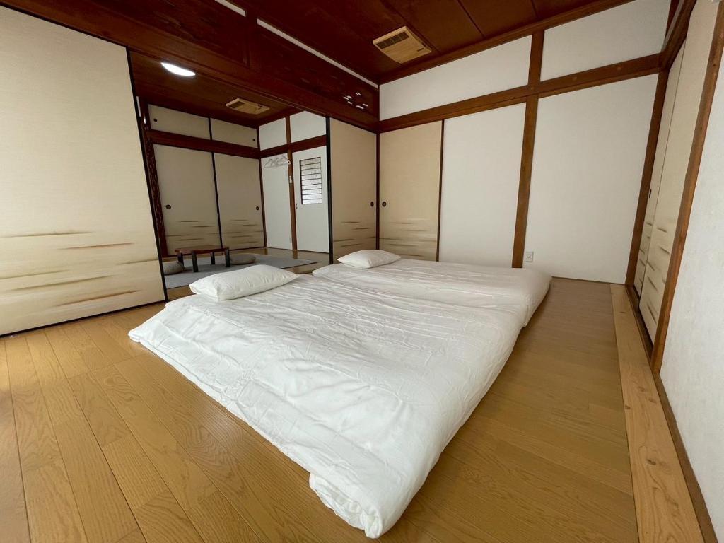 Postel nebo postele na pokoji v ubytování 貸切宿 弥栄 -iyasaka-