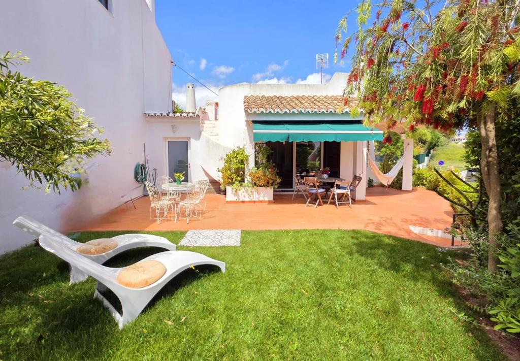 een huis met een tuin en een patio bij Villa Alprochinhos in Porches