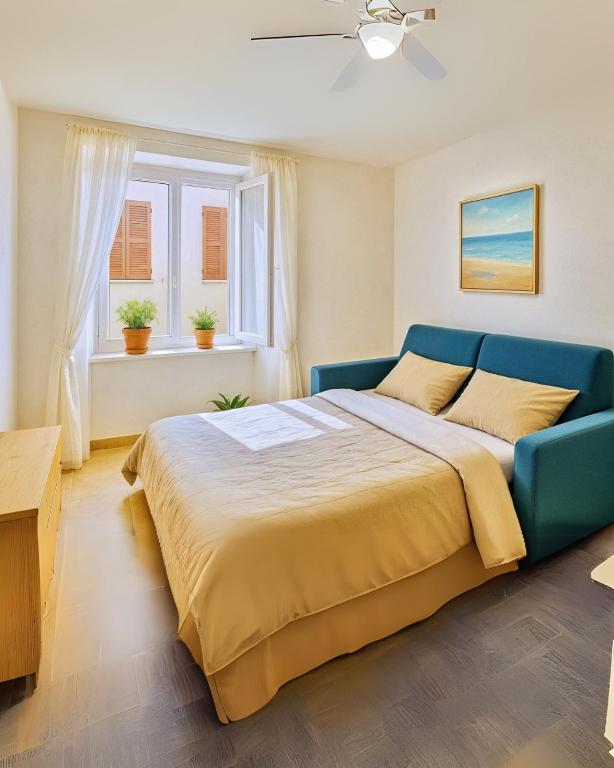 une chambre avec un lit bleu et deux fenêtres dans l'établissement FRGK 