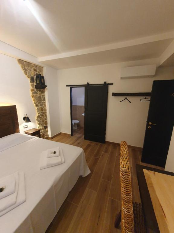 Postel nebo postele na pokoji v ubytování L'Alberghetto Le Dimore Di Contrasti