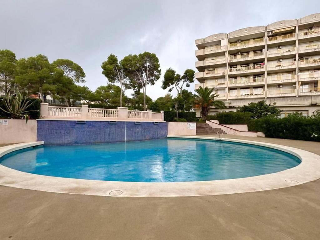 una gran piscina frente a un edificio en Apartsalou Masia, en Salou