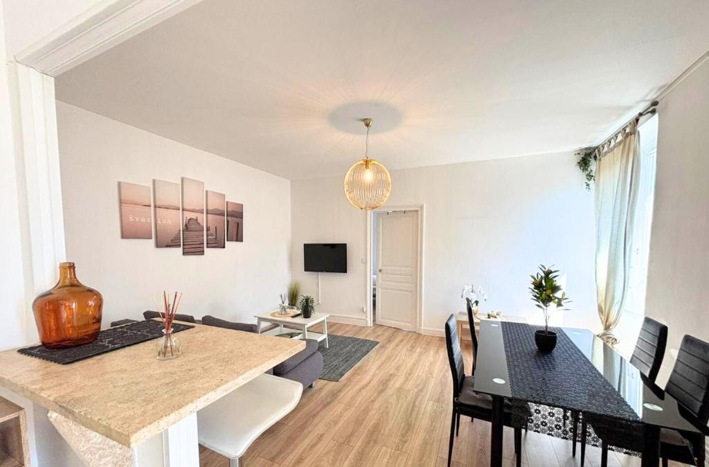 un salon avec une table et une salle à manger dans l'établissement Appartement cosy à deux pas de la cathédrale, à Reims