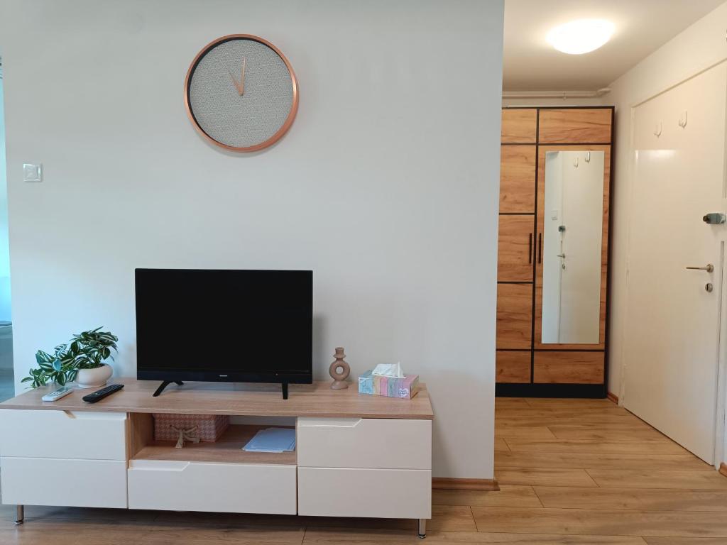 "ハルカーニャ"にあるHarka Central Apartmanの白いキャビネットの上にテレビが置かれたリビングルーム