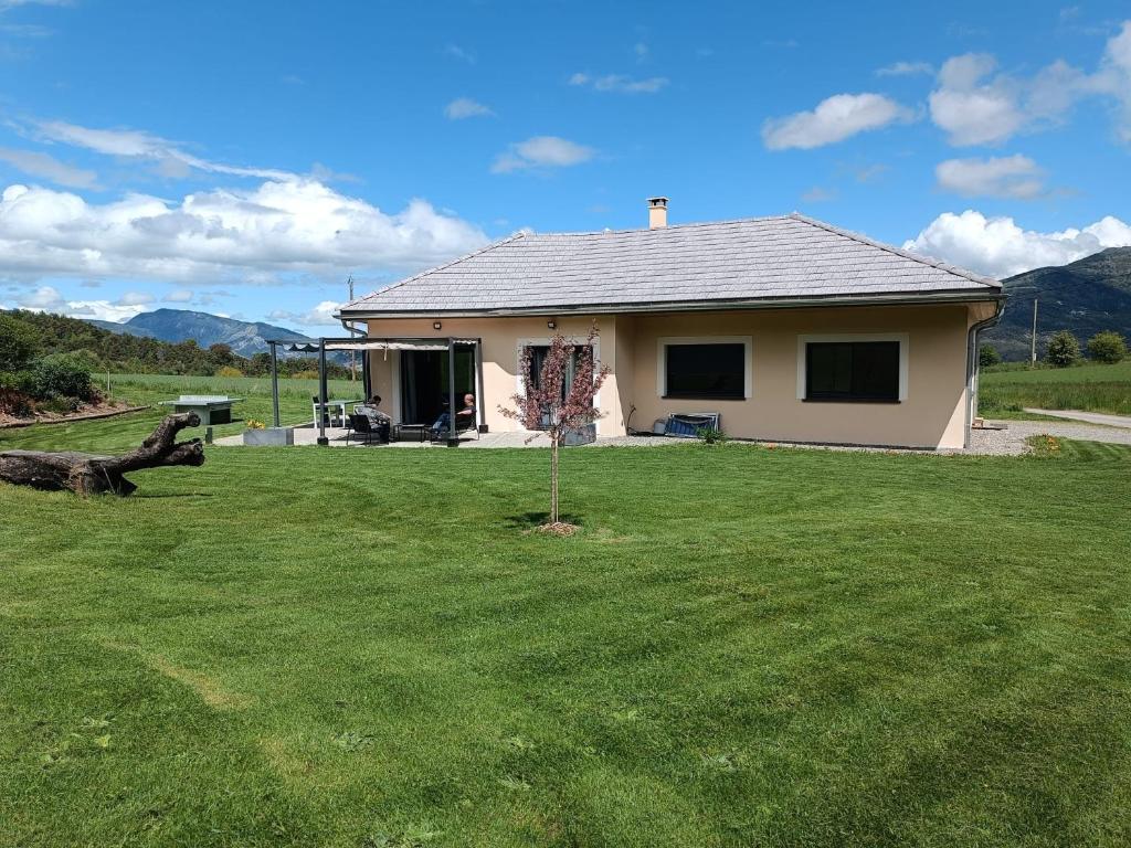 a small white house with a large yard at Magnifique Villa Sabot de Venus in Le Lautaret