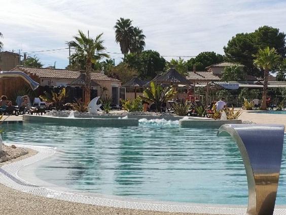 Bazén v ubytování MOBIL HOME l'ALOUETTE nebo v jeho okolí