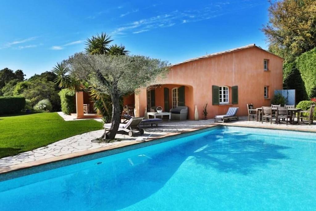 une piscine devant une maison dans l'établissement Villa Lou, à Saint-Tropez