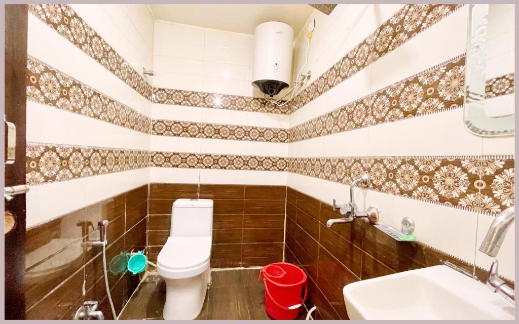 Koupelna v ubytování HOTEL RV-STAY - RUDRA Near Kashi Vishwanath Temple - Restaurant and Lift Facilities - Fully Air conditioned HOTEL - Top Rated Hotel