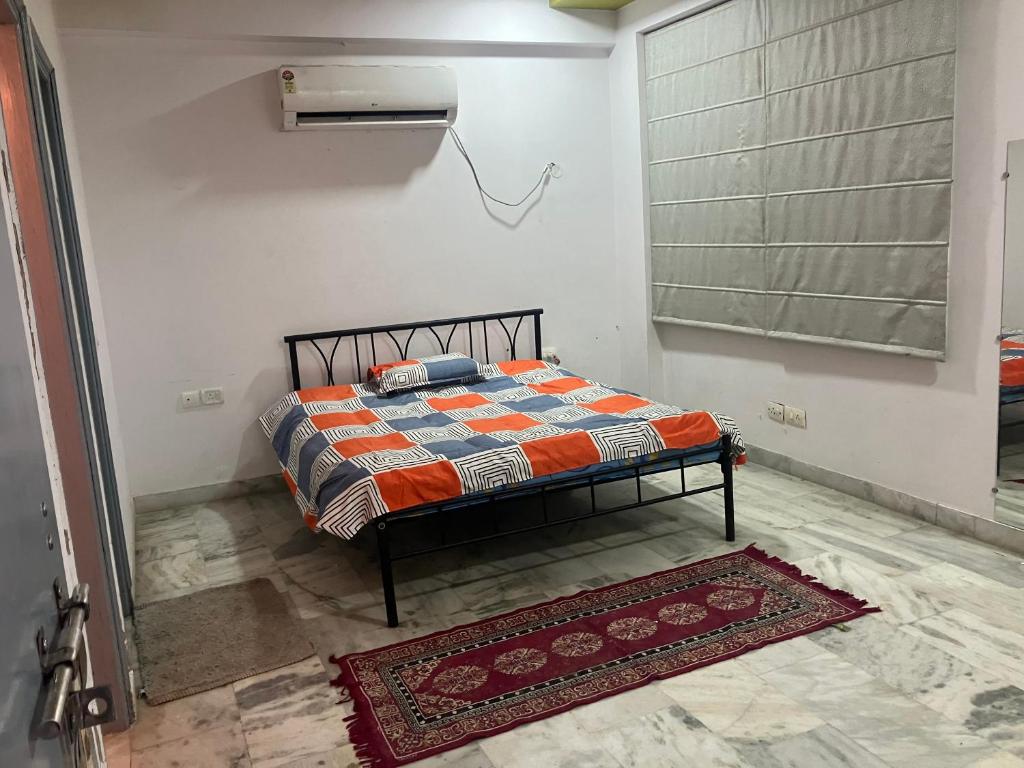 a bedroom with a bed in a room with a rug at Golden Triangle in Jāmb