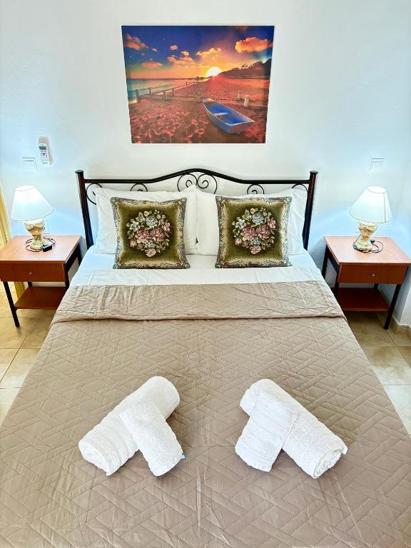 Postel nebo postele na pokoji v ubytování Rousolakos Pool Apartments