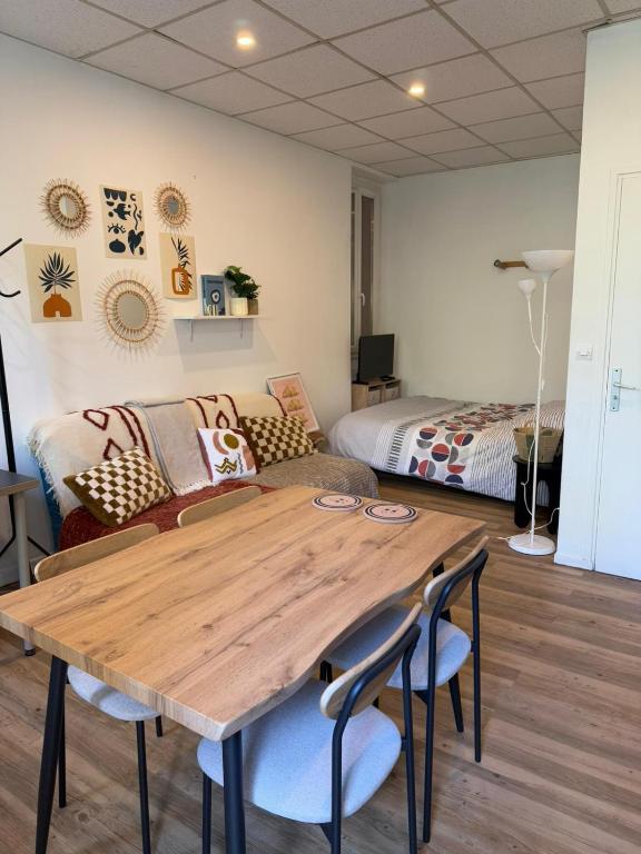Cette chambre dispose d'une table en bois et d'un lit. dans l'établissement Appartement Gare Toulouse Matabiau Climatisé, à Toulouse