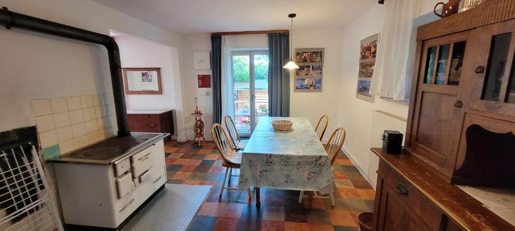 a kitchen with a table and a stove at Fast wie zu Hause in Jettingen-Scheppach