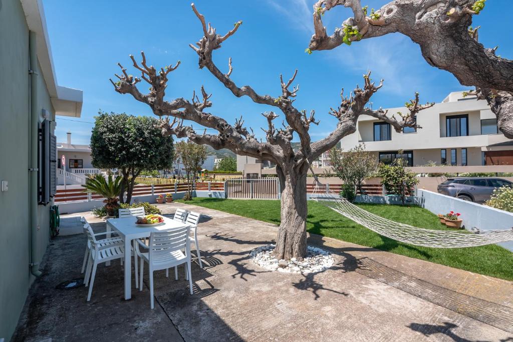 Vonkajšia záhrada v ubytovaní Lahardi - Seaside House