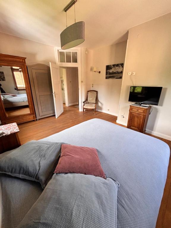 Postel nebo postele na pokoji v ubytování Chambre double dans Auberge Alsacienne