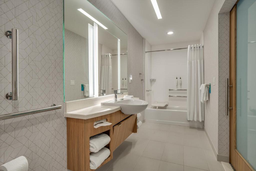 Koupelna v ubytování SpringHill Suites by Marriott West Melbourne Palm Bay