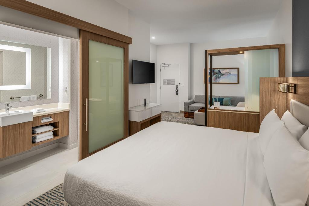 Postel nebo postele na pokoji v ubytování SpringHill Suites by Marriott West Melbourne Palm Bay