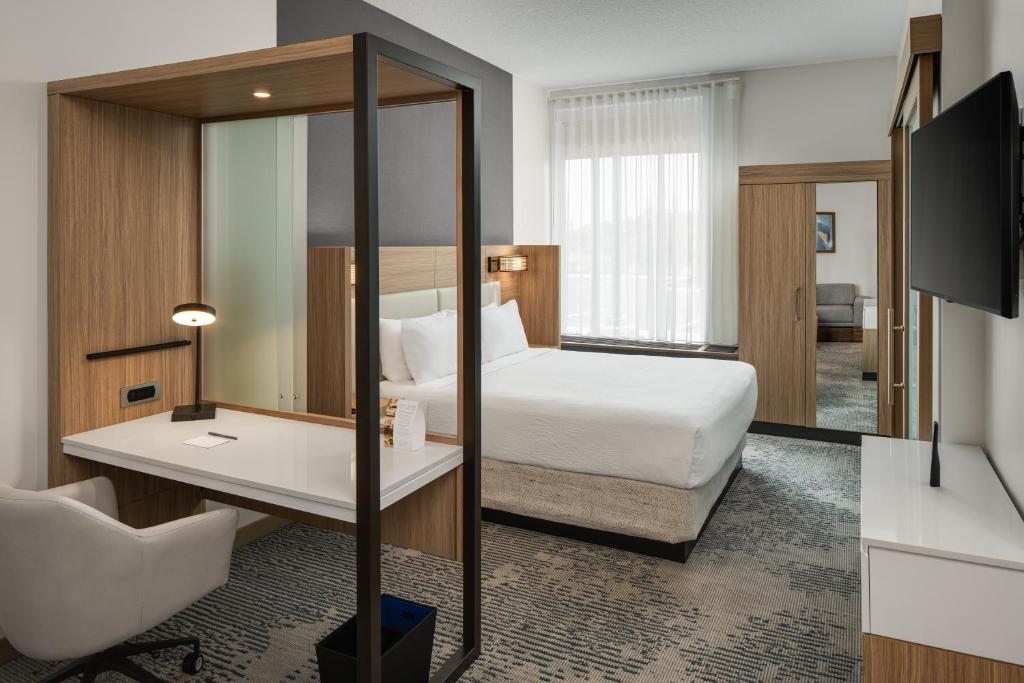Postel nebo postele na pokoji v ubytování SpringHill Suites by Marriott West Melbourne Palm Bay
