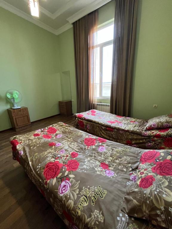Postel nebo postele na pokoji v ubytování Guest House ZUGDIDI INN