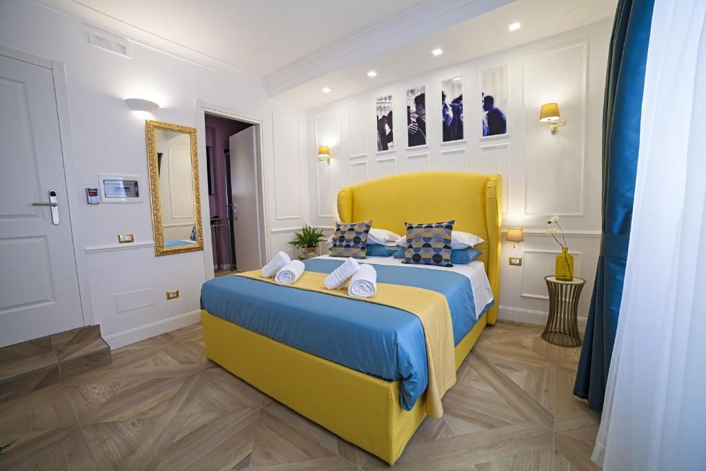 A bed or beds in a room at Vatican Luxury Home
