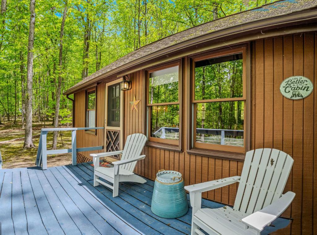 Κήπος έξω από το River Walk Cottage - Hot Tub - Pet Friendly - Swing - Screen Porch - River Access - Fire Pit - Wifi - Grill - Deck - King Bed