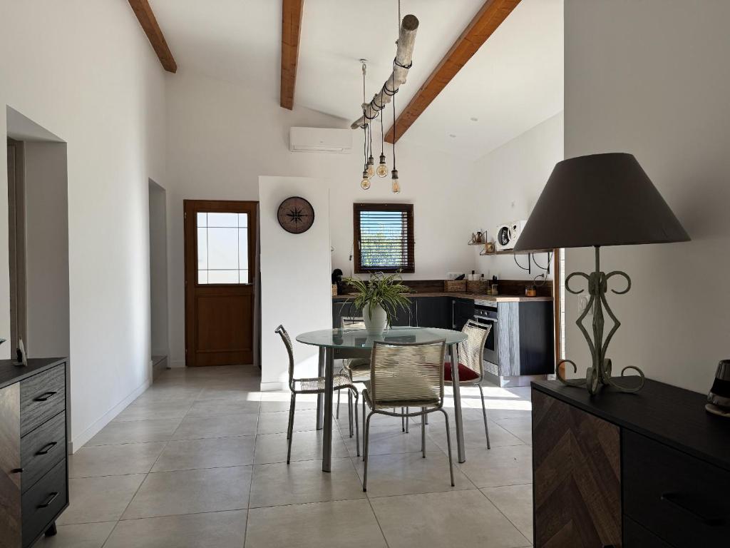 une cuisine et une salle à manger avec une table et des chaises dans l'établissement Bergerie A Mandria di Rondinara, à Bonifacio