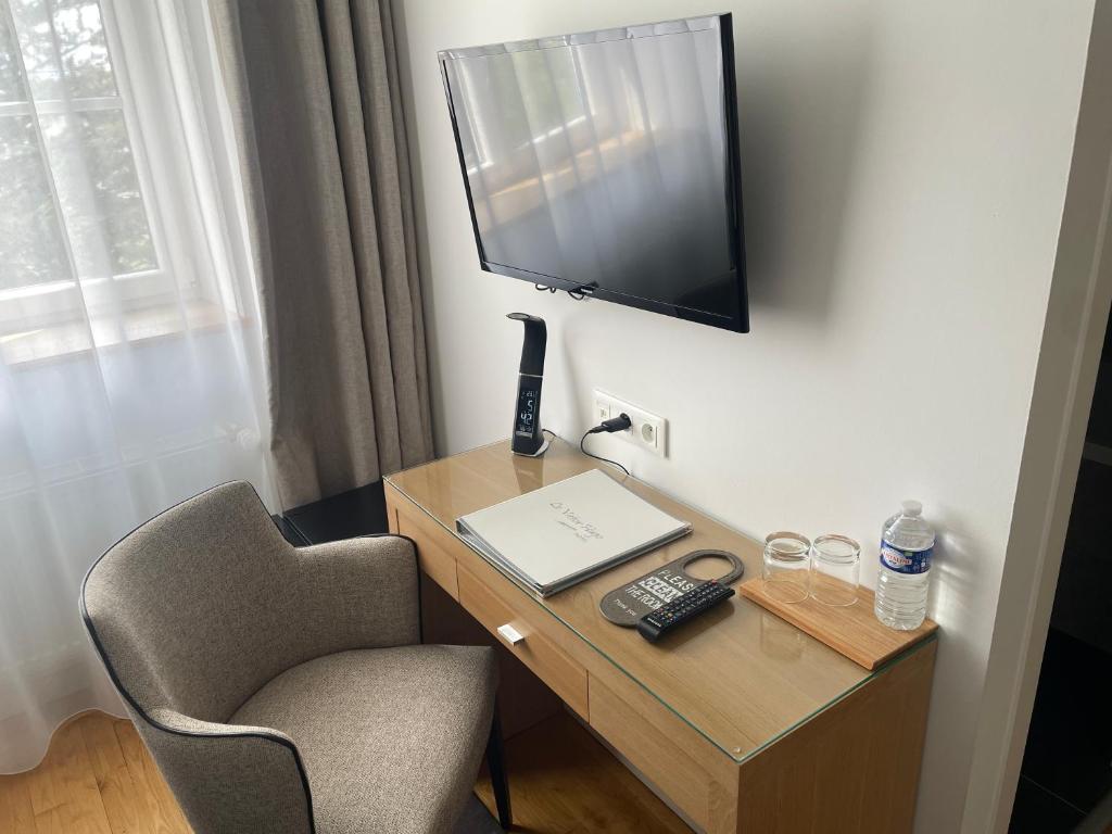 TV a/nebo společenská místnost v ubytování Hôtel Victor Hugo