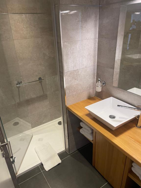 Koupelna v ubytování Hôtel Victor Hugo