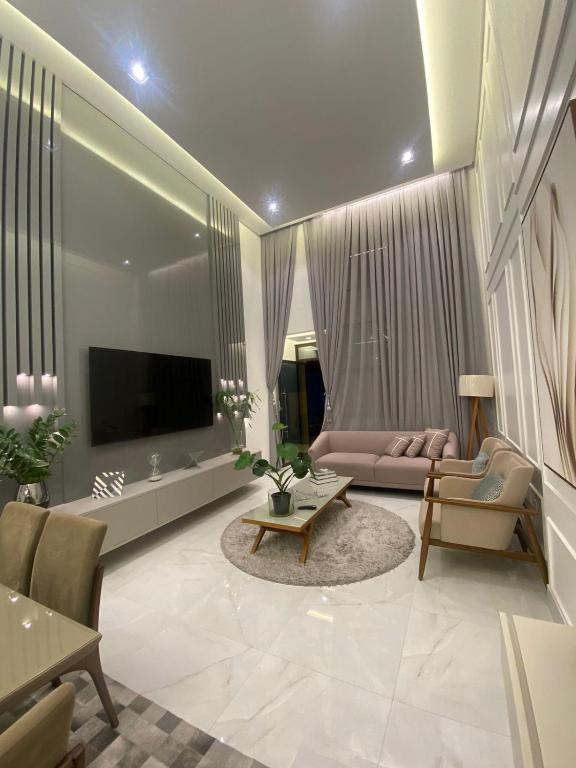 a living room with a couch and a tv at Casa em condomínio Campina Grande in Campina Grande