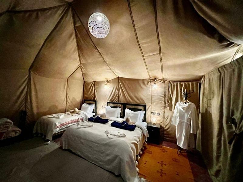 Postel nebo postele na pokoji v ubytování Merzouga Desert Luxury Camp