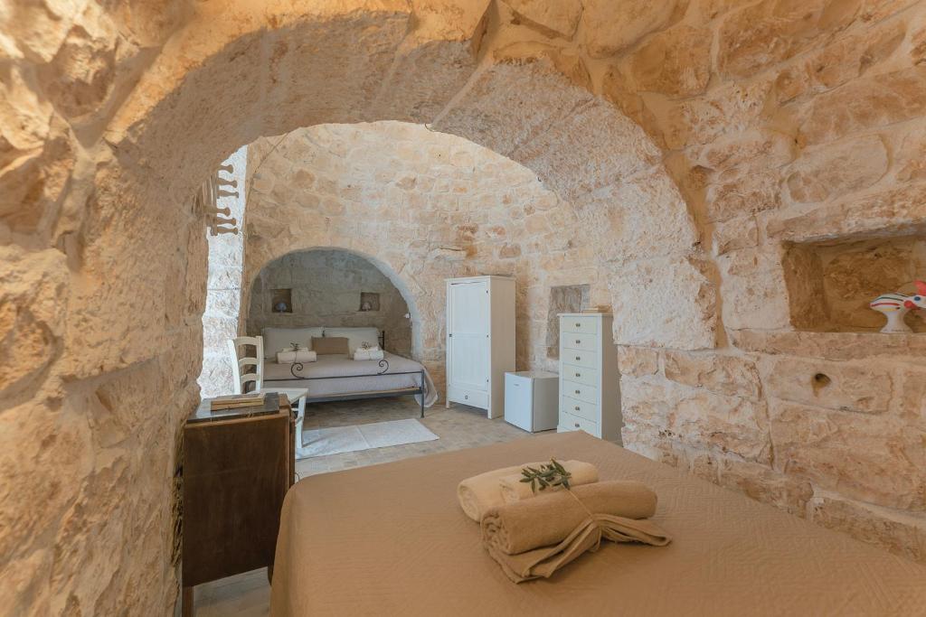 Łóżko lub łóżka w pokoju w obiekcie Trullo turchese Fabiola