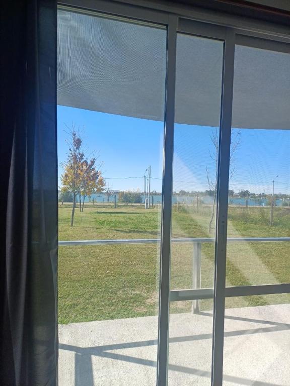 圣罗莎Con Armonia的享有草地景致的窗户