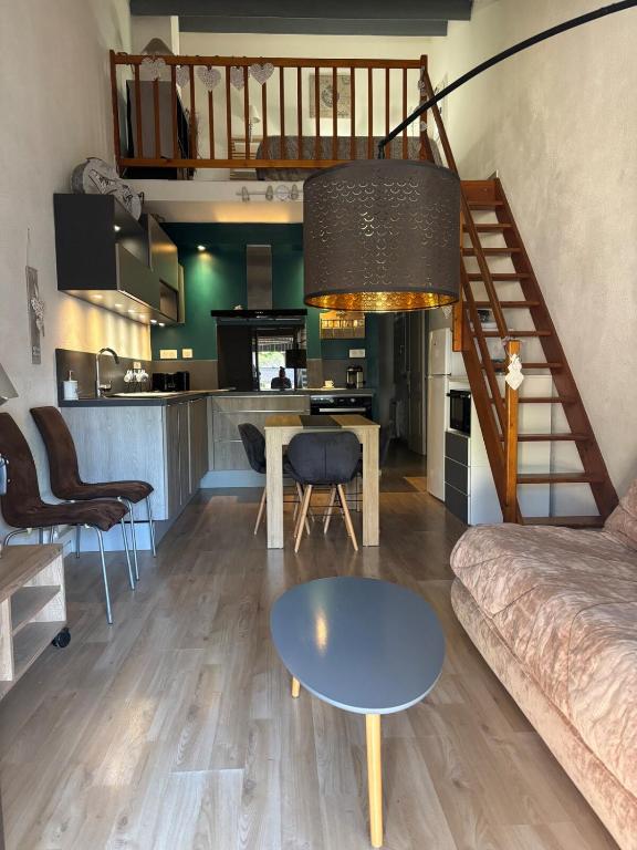 un salon avec un canapé et une table dans l'établissement Charmante maison 2 ch avec cour, au Grau-du-Roi