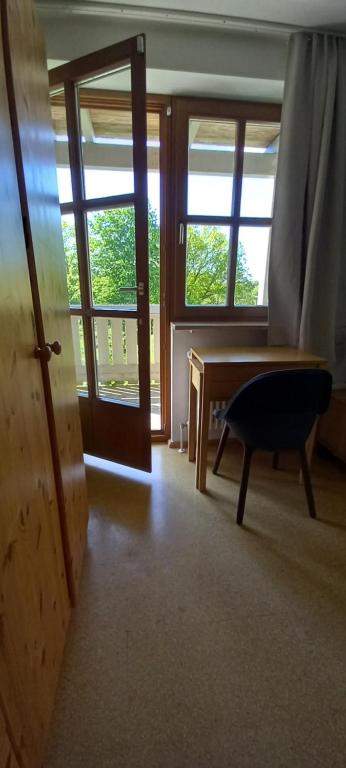 Fotografie z fotogalerie ubytování Goldsteig 2 -Zweibettzimmer v destinaci Windischeschenbach